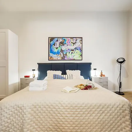 Appartement Charm In Budapest's Bustling 7th District