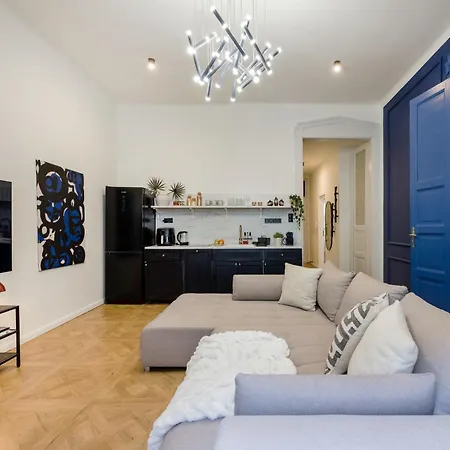 Charm In Budapest's Bustling 7th District Βουδαπέστη