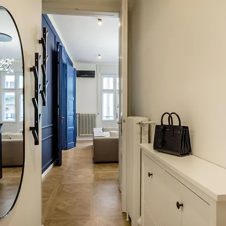 Charm In Budapest's Bustling 7th District Апартаменты