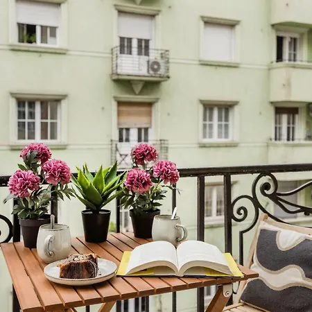 Charm In Budapest's Bustling 7th District Будапешт