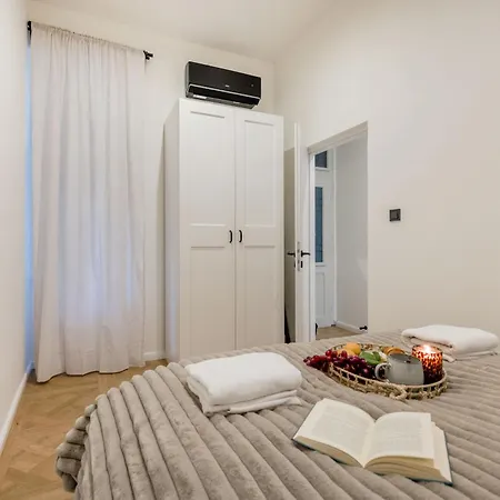 Charm In Budapest's Bustling 7th District * Будапешт