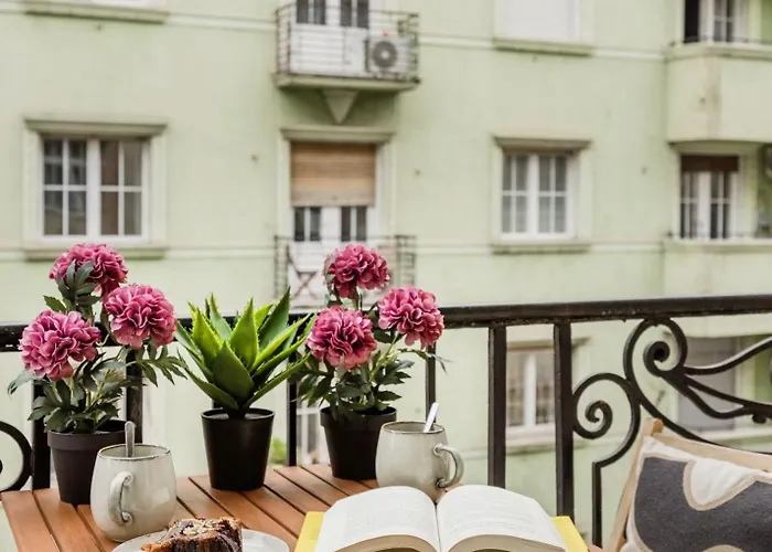 Charm In Budapest's Bustling 7th District Βουδαπέστη