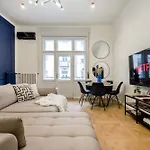 Lejlighed Charm In Budapest's Bustling 7th District
