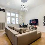 Lejlighed Charm In Budapest's Bustling 7th District