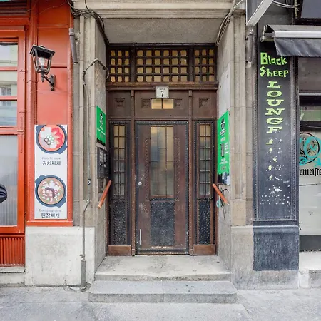 Apartamento Charm In Budapest's Bustling 7th District *