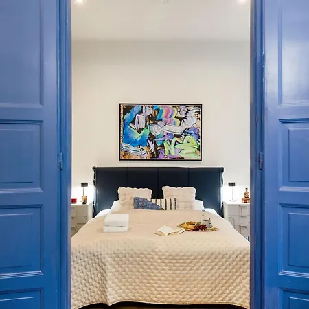 Charm In Budapest's Bustling 7th District Budapeste