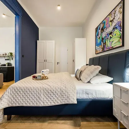 Charm In Budapest's Bustling 7th District * Budapeste