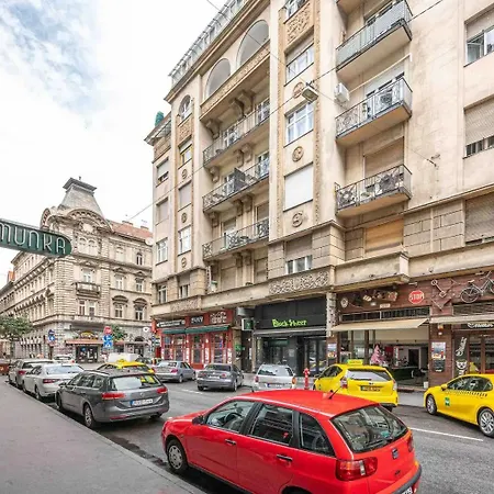 Lejlighed Charm In Budapest's Bustling 7th District