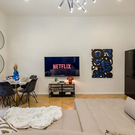 Charm In Budapest's Bustling 7th District Lejlighed *