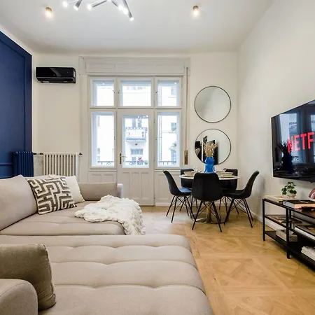 Lejlighed Charm In Budapest's Bustling 7th District