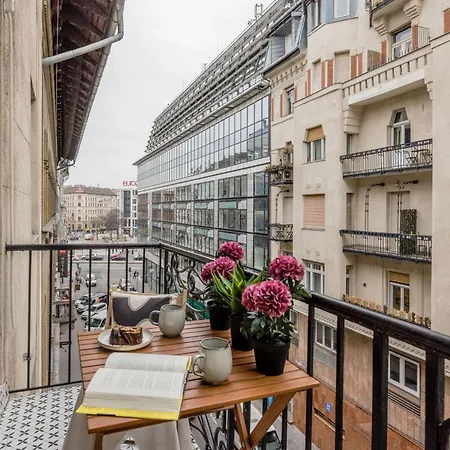 Lejlighed Charm In Budapest's Bustling 7th District Budapest
