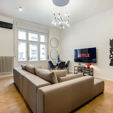 Lejlighed Charm In Budapest's Bustling 7th District